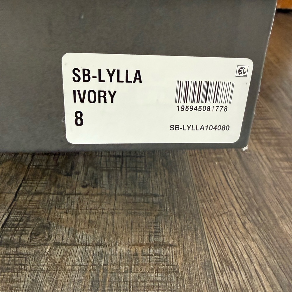 Betsey Johnson Ivory Lylla bow heels 8 - Picture 6 of 6